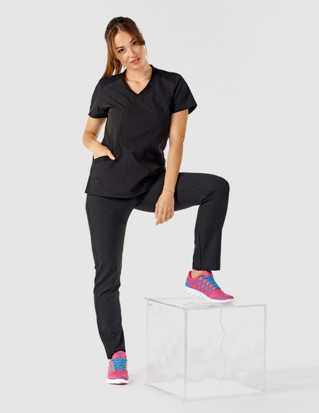 Femme en tenue médicale couleur noir - Marque Fit for Work by Belissa - Medical sportswear - vue pied Femme en tenue médicale couleur noir - Marque Fit for Work by Belissa - Medical sportswear - vue pied
