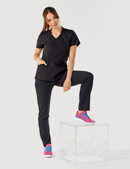 Femme en tenue médicale couleur noir - Marque Fit for Work by Belissa - Medical sportswear - vue pied
