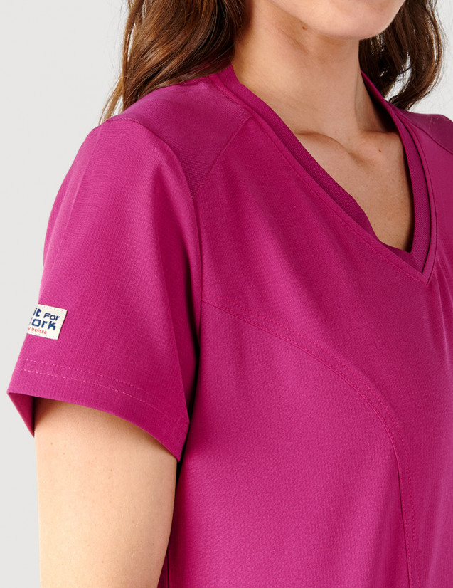Détail épaule tenue médicale couleur fuchsia - Marque Fit for Work by Belissa - Medical sportswear