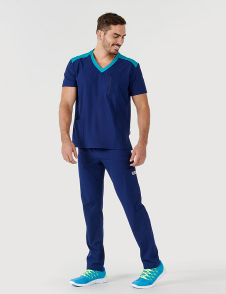 Tenue médicale homme marine et turquoise - col en V - Vue en pied - Marque Fit for Work by Belissa - Medical sportswear