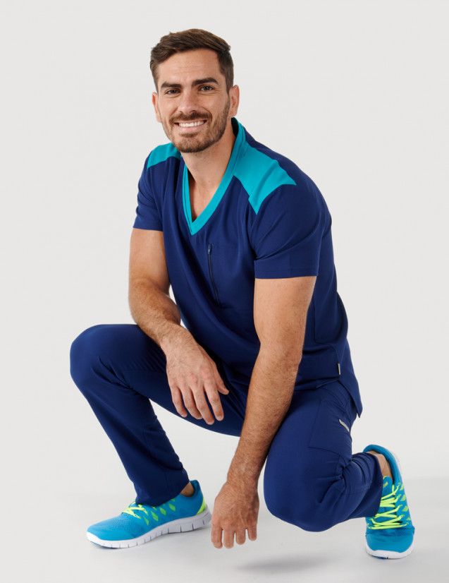 Tenue médicale homme marine et turquoise personnage accroupi - Col en V - Marque Fit for Work by Belissa - Medical sportswear