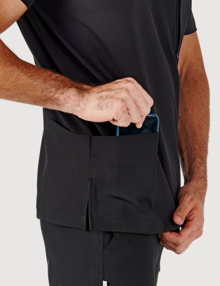Détail poche blouse médicale homme - couleur noir - col en V - Vue en pied - Marque Fit for Work by Belissa - Medical sportswear