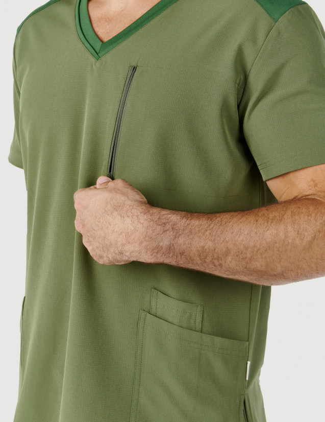 Détail poche dos blouse médicale homme - couleur kaki - Vue en pied - Marque Fit for Work by Belissa - Medical sportswear
