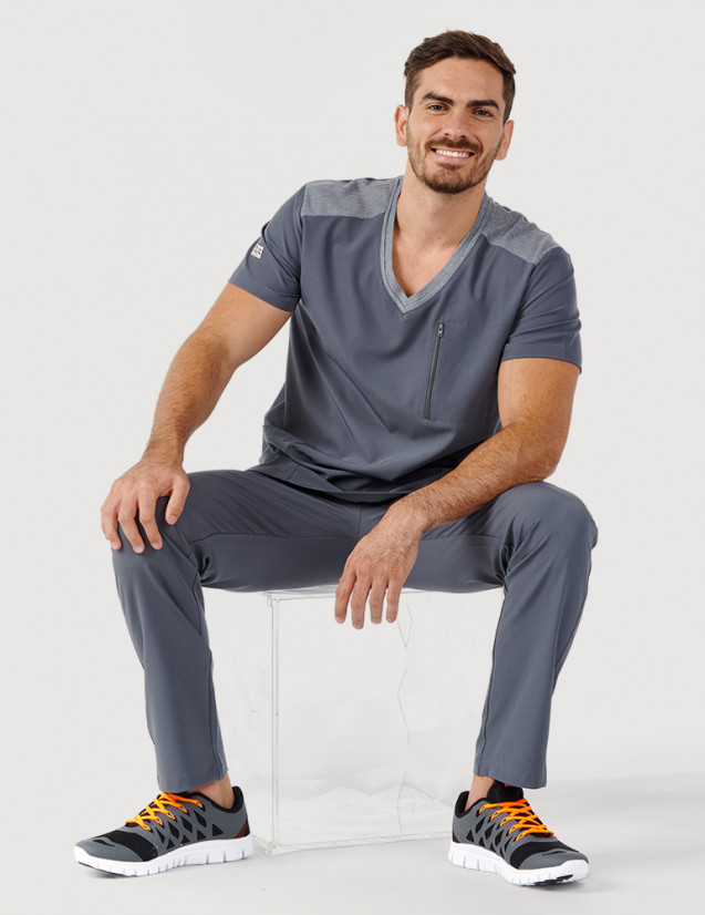Tenue médicale homme - couleur carbone - col en V - Vue en pied - Marque Fit for Work by Belissa - Medical sportswear Tenue médicale homme - couleur carbone - col en V - Vue en pied - Marque Fit for Work by Belissa - Medical sportswear
