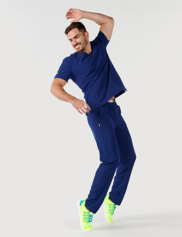 Tenue médicale homme - couleur noir - col en V - Vue en pied - Marque Fit for Work by Belissa - Medical sportswear