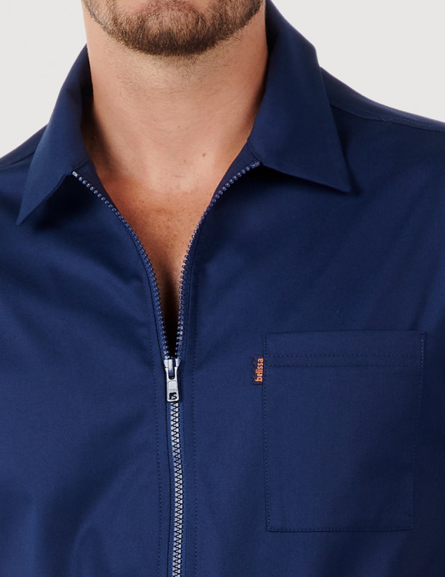 Détail col chemise et fermeture zip blouse médicale bleu marine. Marque Belissa Medical style.