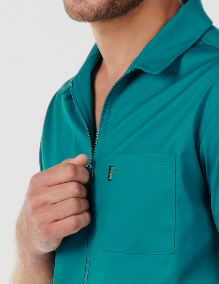 Détail col et fermeture zip chemise blouse médicale couleur bleu canard. Marque Belissa Medical style.