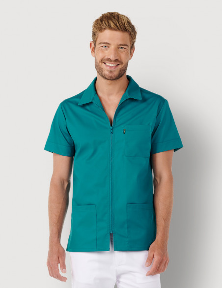 Homme avec blouse médicale couleur bleu canard à manches courtes, avec col chemise et zip. Marque Belissa Medical style