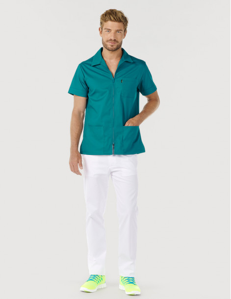 Homme avec blouse médicale couleur bleu canard à manches courtes, avec col chemise et zip. Marque Belissa Medical style 2