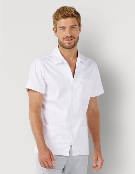 Homme avec blouse médicale couleur bleu canard à manches courtes, avec col chemise et zip. Marque Belissa Medical style 2
