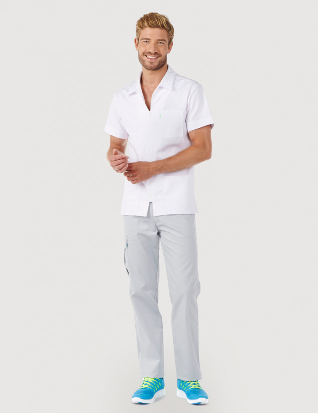 Homme avec blouse blanche à manches courtes et col chemise. Pantalon gris. Marque Belissa Medical style