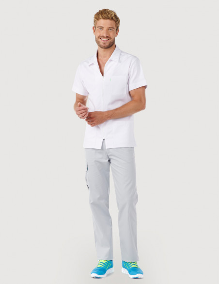 Homme avec blouse blanche à manches courtes et col chemise. Pantalon gris. Marque Belissa Medical style