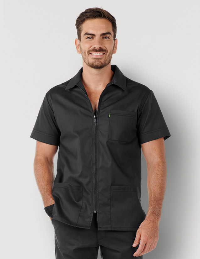 Homme avec blouse médicale couleurardoise à manches courtes, avec col chemise et zip. Marque Belissa Medical style