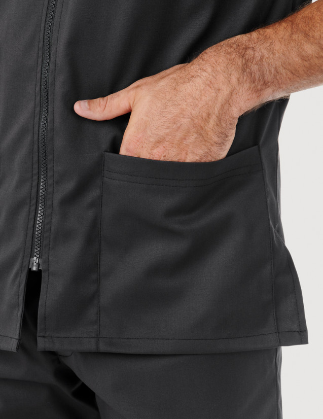 Détail main dans la poche blouse médicale couleur ardoise. Marque Belissa Medical style.