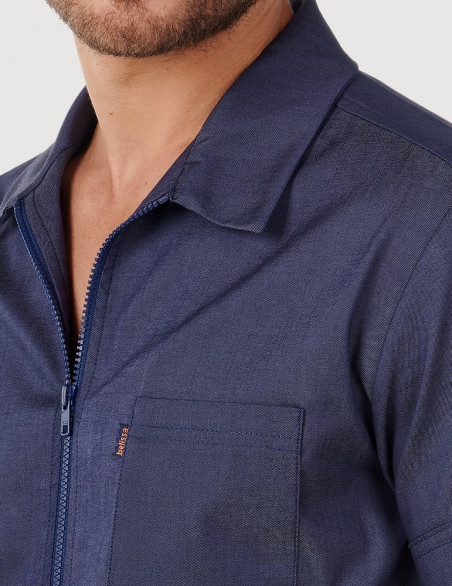 Détail col chemise et zip d'une blouse médicale homme en jeans. Marque Belissa Medical style