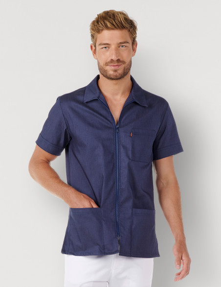 Homme avec blouse médicale jeans stretch à manches courtes, avec col chemise et zip. Marque Belissa Medical style