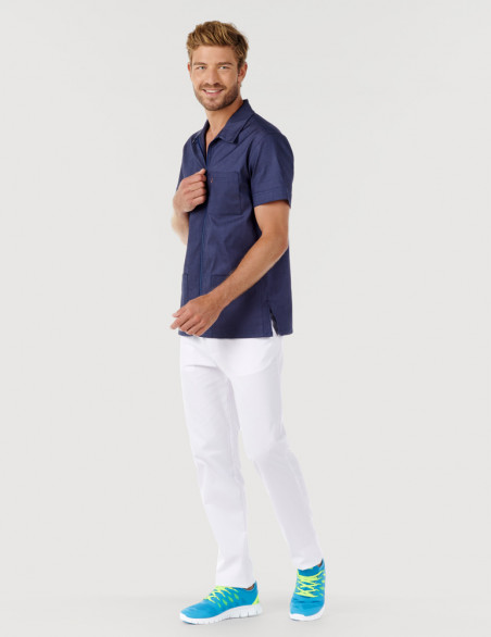 Homme avec blouse médicale jeans strtetch à manches courtes, avec col chemise + pantalon blanc. Marque Belissa Medical style