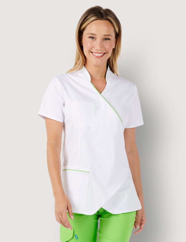 Femme avec blouse médicale couleur blanc et vert pomme à manches courtes, coupe asymétrique. Marque Belissa Medical style