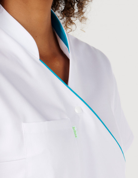 Détail col coloré blouse médicale blanc et bleu océan à manches courtes, coupe asymétrique - Marque Belissa
