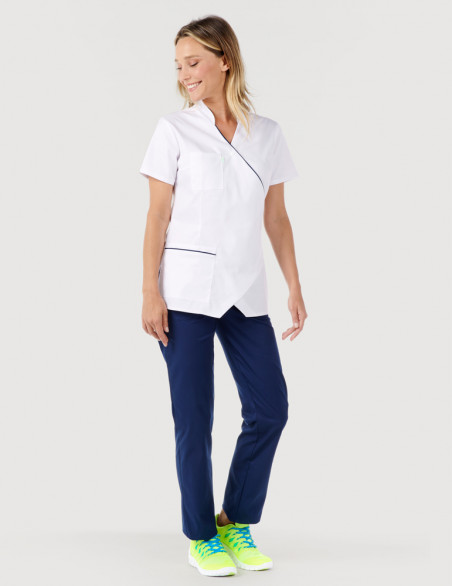 Femme avec blouse médicale blanc etmarine à manches courtes, coupe asymétrique + pantalon marine. Marque Belissa