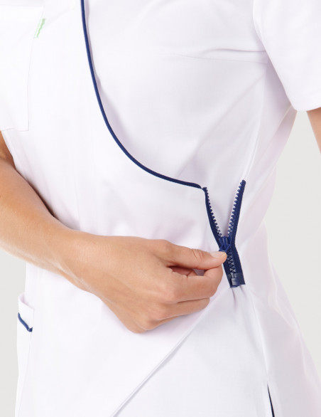 Détail mini zip blouse médicale blanc et marine à manches courtes, coupe asymétrique - Marque Belissa