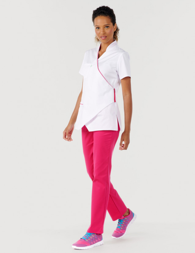 Femme avec blouse médicale blanc et framboise à manches courtes, coupe asymétrique + pantalon framboise. Marque Belissa