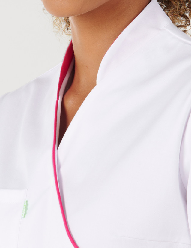 Détail col coloré blouse médicale blanc et framboise à manches courtes, coupe asymétrique - Marque Belissa