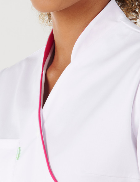 Détail col coloré blouse médicale blanc et framboise à manches courtes, coupe asymétrique - Marque Belissa