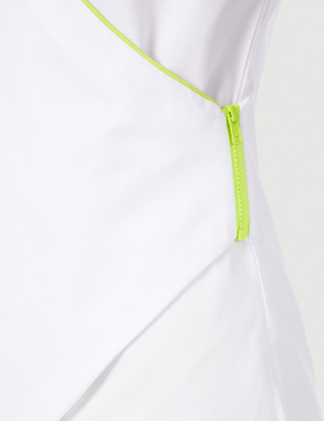 Détail mini zip blouse médicale blanc et vert pomme à manches courtes, coupe asymétrique - Marque Belissa