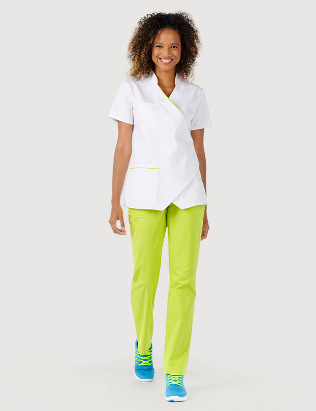 Femme avec blouse médicale blanc et vert anis à manches courtes, coupe asymétrique + pantalon anis. Marque Belissa