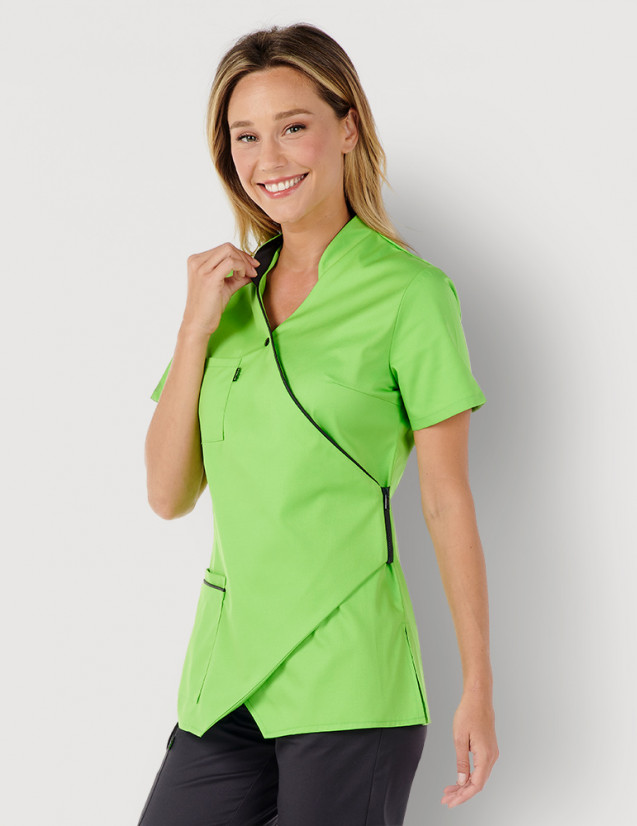 Femme avec blouse médicale couleur vert pomme et ardoise, manches courtes, coupe asymétrique. Marque Belissa Medical style