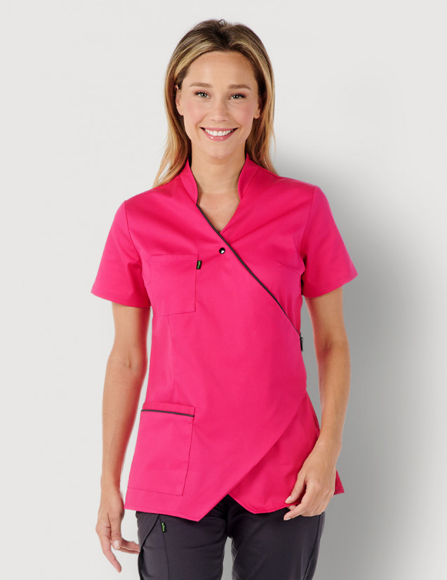 Femme avec blouse médicale couleur framboise et ardoise, manches courtes, coupe asymétrique. Marque Belissa Medical style