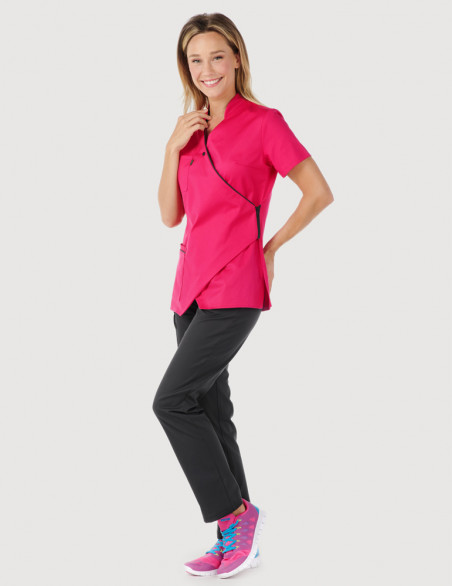 Femme avec blouse médicale couleur framboise et ardoise, manches courtes, coupe asymétrique + pantalon ardoise - Marque Belissa