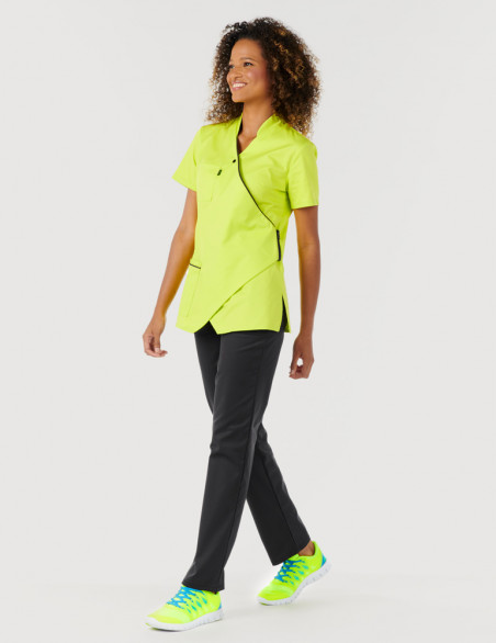 Femme avec blouse médicale couleur vert anis et ardoise, manches courtes, coupe asymétrique + pantalon ardoise - Marque Belissa