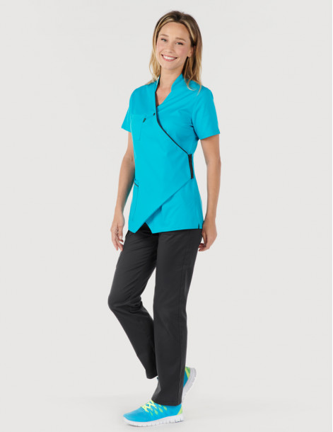 Femme avec blouse médicale couleur bleu océan et ardoise, manches courtes, coupe asymétrique. Marque Belissa Medical style 2