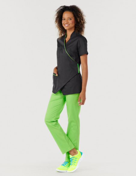 Femme avec blouse médicale couleur ardoise et vert pomme, manches courtes, coupe asymétrique + pantalon pomme - Marque Belissa