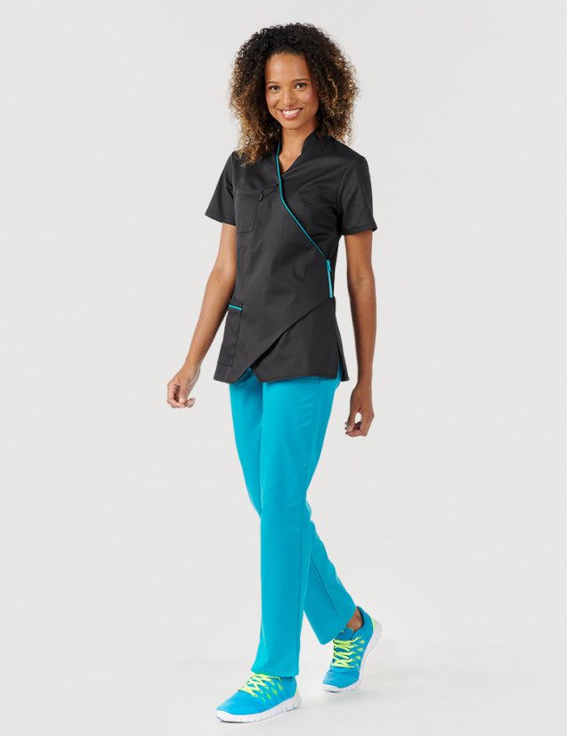 Femme avec blouse médicale couleur ardoise et bleu océan, manches courtes, coupe asymétrique + pantalon océan - Marque Belissa