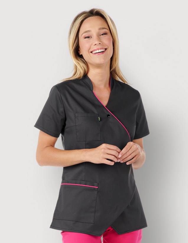Femme avec blouse médicale couleur ardoise et framboise manches courtes, coupe asymétrique. Marque Belissa Medical style