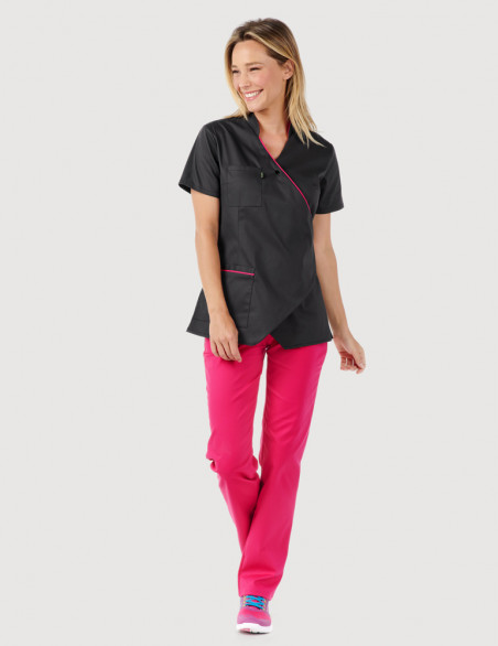 Femme avec blouse médicale couleur ardoise et framboise, manches courtes, coupe asymétrique + pantalon - Marque Belissa