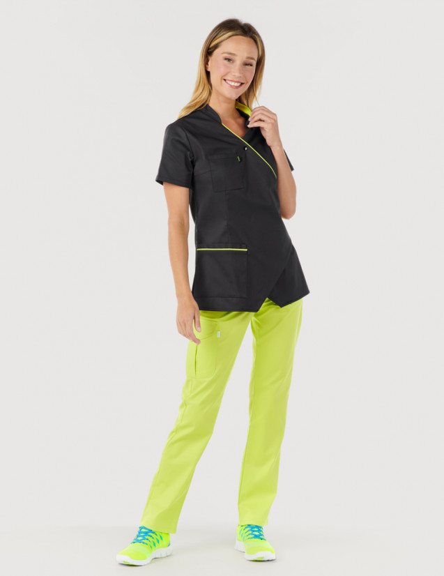 Femme avec blouse médicale couleur ardoise et vert anis, manches courtes, coupe asymétrique + pantalon - Marque Belissa