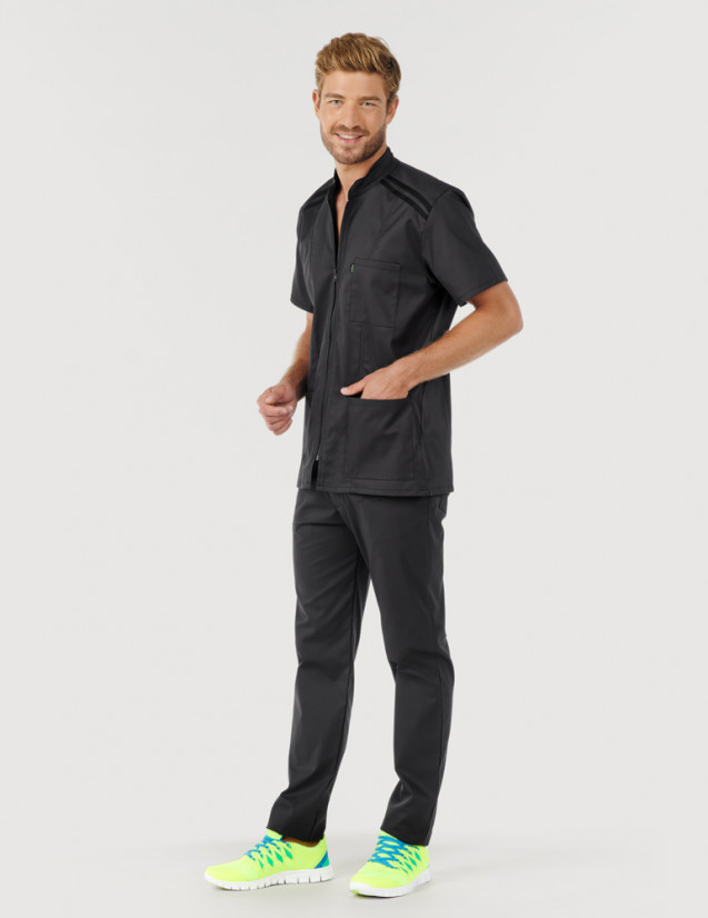 Blouse médicale homme Loris ardoise-noir vue en pied porté avec pantalon médical ardoise. Marque Belissa Blouse médicale homme Loris ardoise-noir vue en pied porté avec pantalon médical ardoise. Marque Belissa