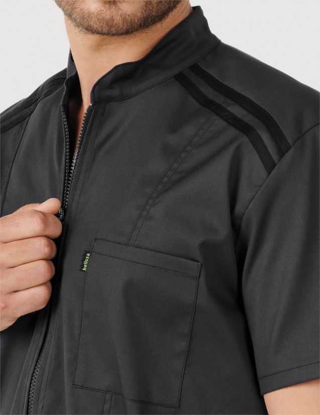 Blouse médicale homme Loris ardoise-noir. Vue de détail haut gauche. Zip et parements noirs Blouse médicale homme Loris ardoise-noir. Vue de détail haut gauche. Zip et parements noirs