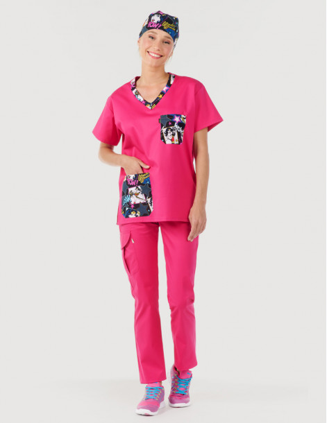 Tunique médicale unisexe col en V Jules Framboise + Motifs Wonder Woman - Portée avec calot - Marque Belissa 2