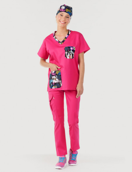 Uniforme médical unisexe col en V Jules framboise + Motifs Wonder Woman - Vue portée de face avec calot - Marque Belissa