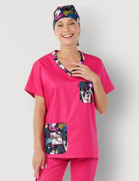 Tunique médicale unisexe col en V Jules Framboise + Motifs Wonder Woman - Portée avec calot - Marque Belissa