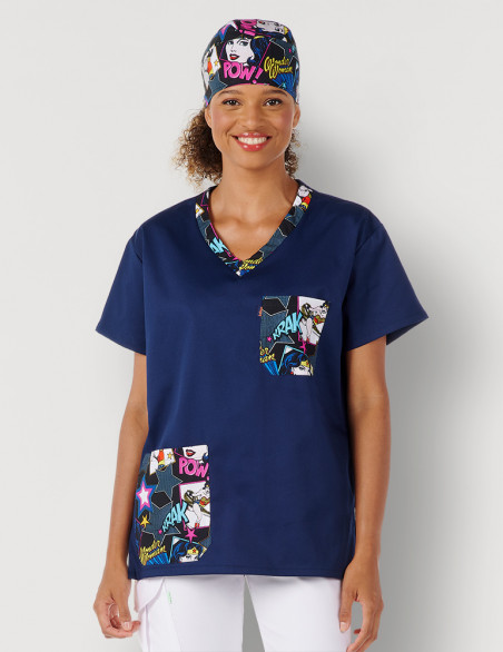 Tunique médicale unisexe col en V Jules Bleu Marine + Motifs Wonder Woman - Vue portée de face - Marque Belissa