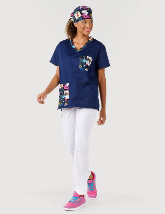 Tunique médicale unisexe col en V Jules Bleu Marine + Motifs Wonder Woman - Portée avec pantalon blanc et calot - Marque Belissa Tunique médicale unisexe col en V Jules Bleu Marine + Motifs Wonder Woman - Portée avec pantalon blanc et calot - Marque Belissa