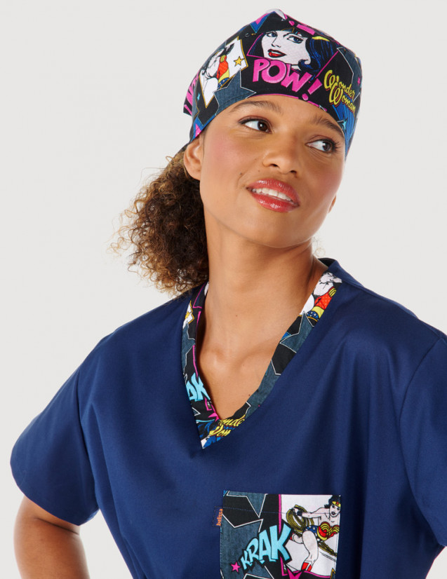 Tunique médicale unisexe col en V Jules framboise + Motifs Wonder Woman - vue détail avec calot - Marque Belissa Tunique médicale unisexe col en V Jules framboise + Motifs Wonder Woman - vue détail avec calot - Marque Belissa