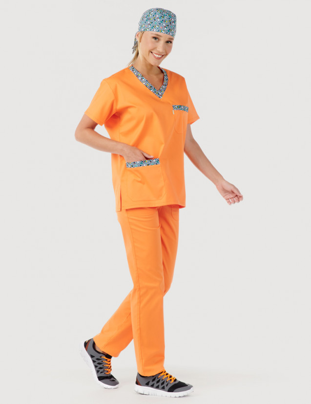 Femme en uniforme médical unisexe Jules couleur abricot + motifs "graphic" by Belissa. Portée avec calot motifs Graphic Femme en uniforme médical unisexe Jules couleur abricot + motifs "graphic" by Belissa. Portée avec calot motifs Graphic