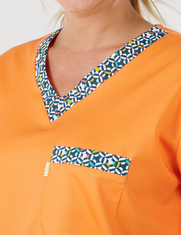 Détail tunique médicale unisexe couleur abricot + motifs "graphic"  by Belissa. Détail tunique médicale unisexe couleur abricot + motifs "graphic"  by Belissa.